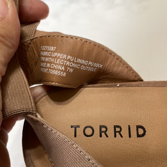 Torrid women’s chunk heel sandals. Tan. Size 7W - Picture 6 of 9